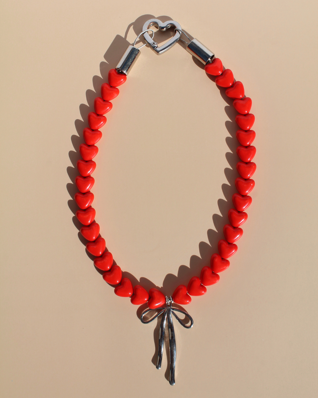 Collier pour chien en perles cœurs rouges avec fermoir cœur argenté et pendentif nœud – Zag & Wag