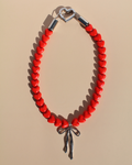 Collier pour chien en perles cœurs rouges avec fermoir cœur argenté et pendentif nœud – Zag & Wag