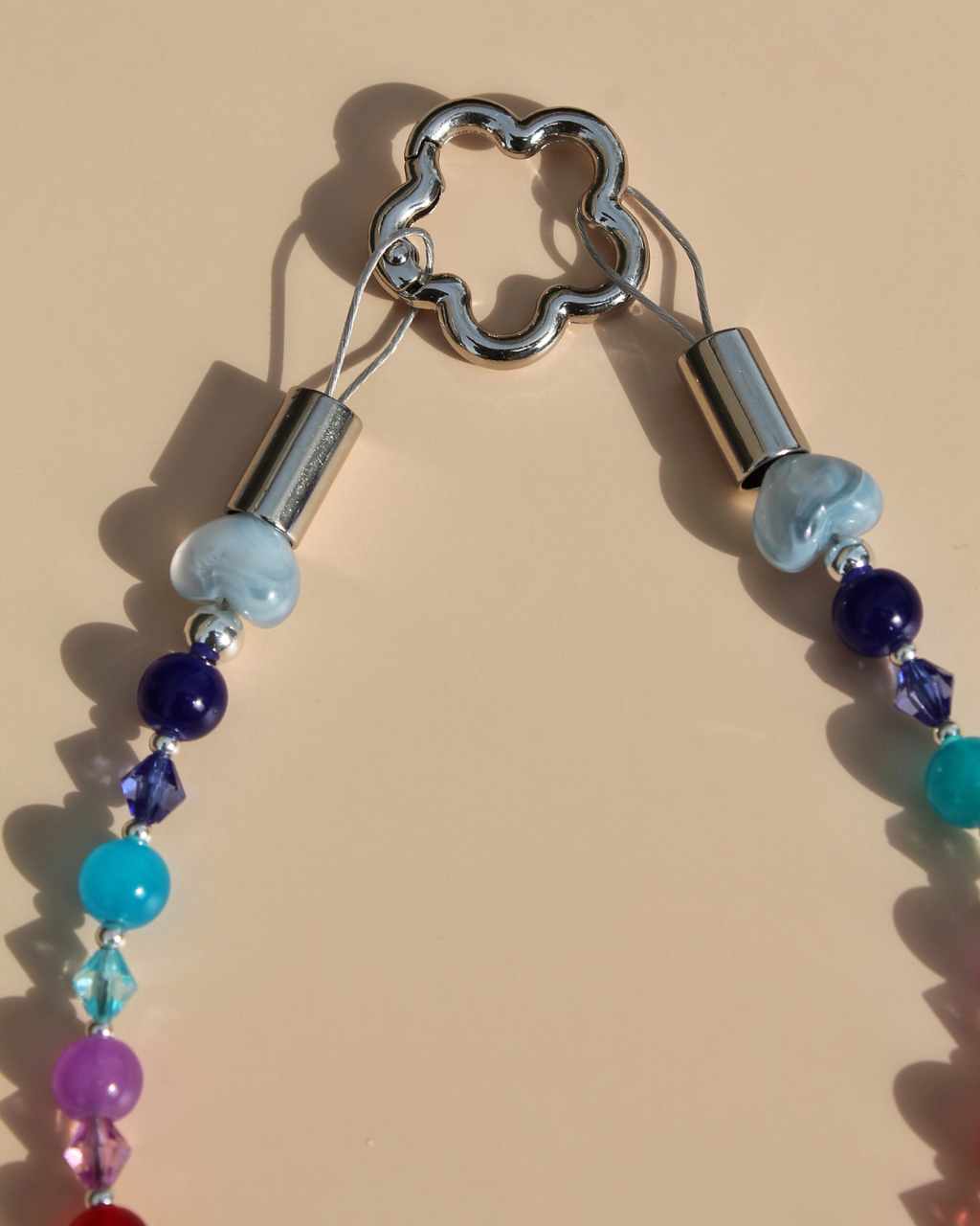 Détail du fermoir fleur du collier pour chien en perles multicolores – Zag & Wag