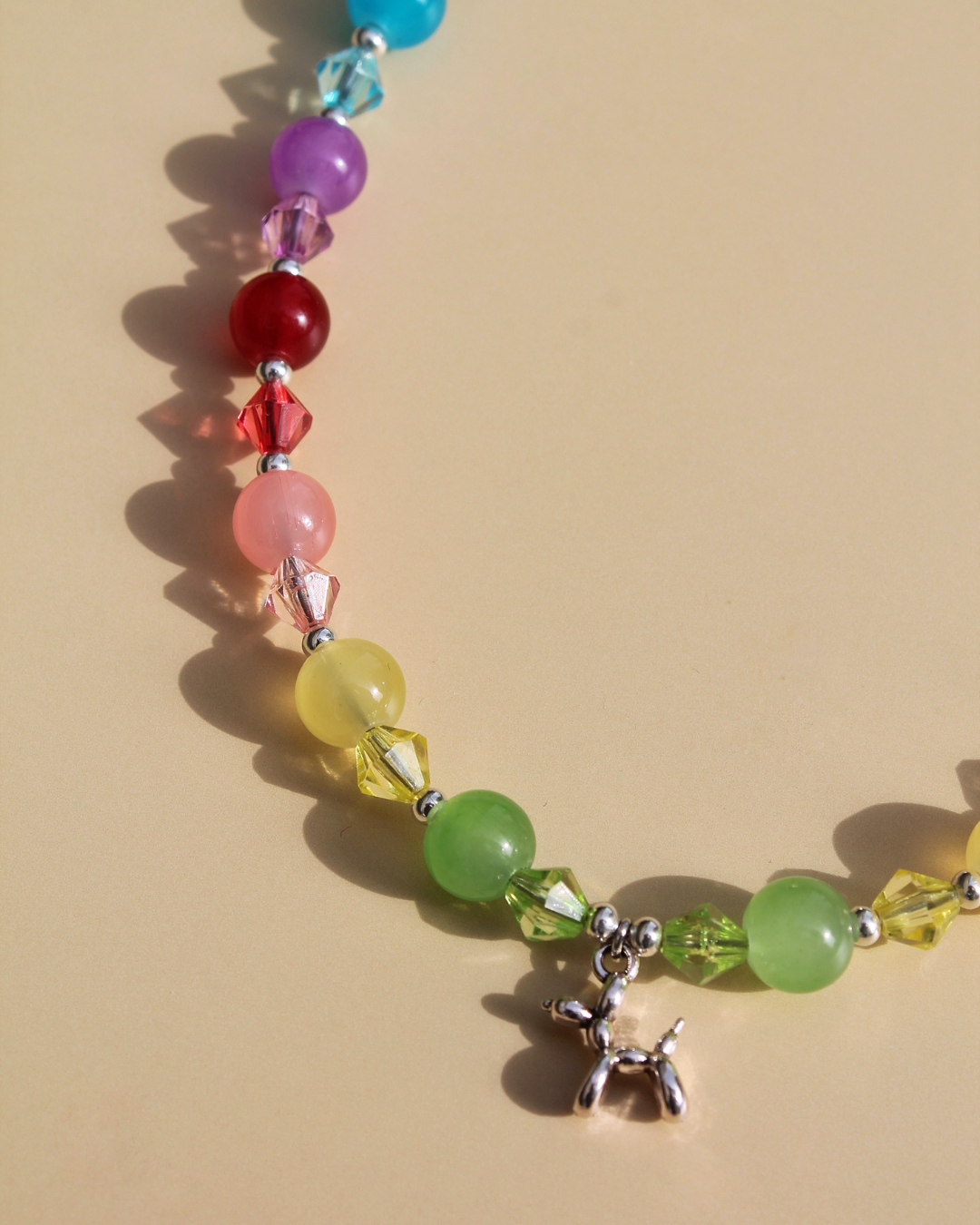 Collier pour chien en perles multicolores avec charm chien – Zag & Wag