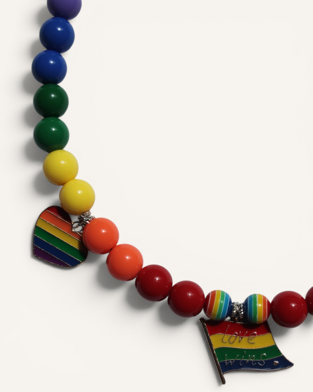Collier pour chien Pride avec perles multicolores, charms LGBTQIA+ colorés et fermoir cœur violet et bleu – Zag & Wag