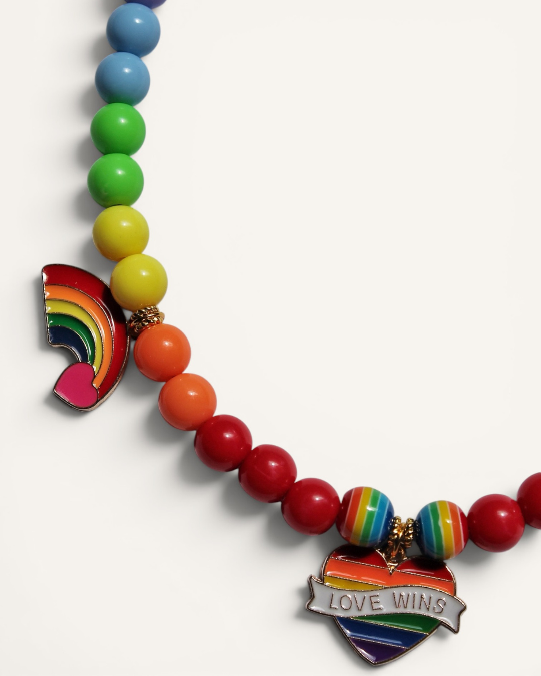 Collier pour chien rainbow pastel avec pendentif Love Wins, charms cœur arc-en-ciel et fermoir cœur jaune et violet – Zag & Wag - paris - gay