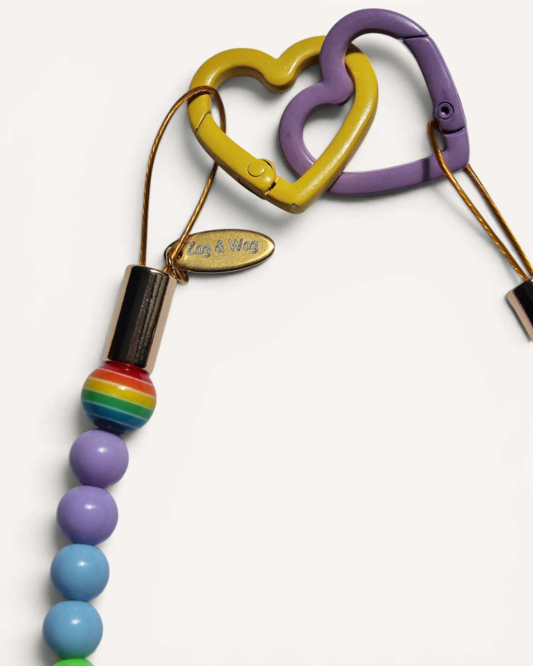 Collier pour chien rainbow pastel avec pendentif Love Wins, charms cœur arc-en-ciel et fermoir cœur jaune et violet – Zag & Wag - paris - gay