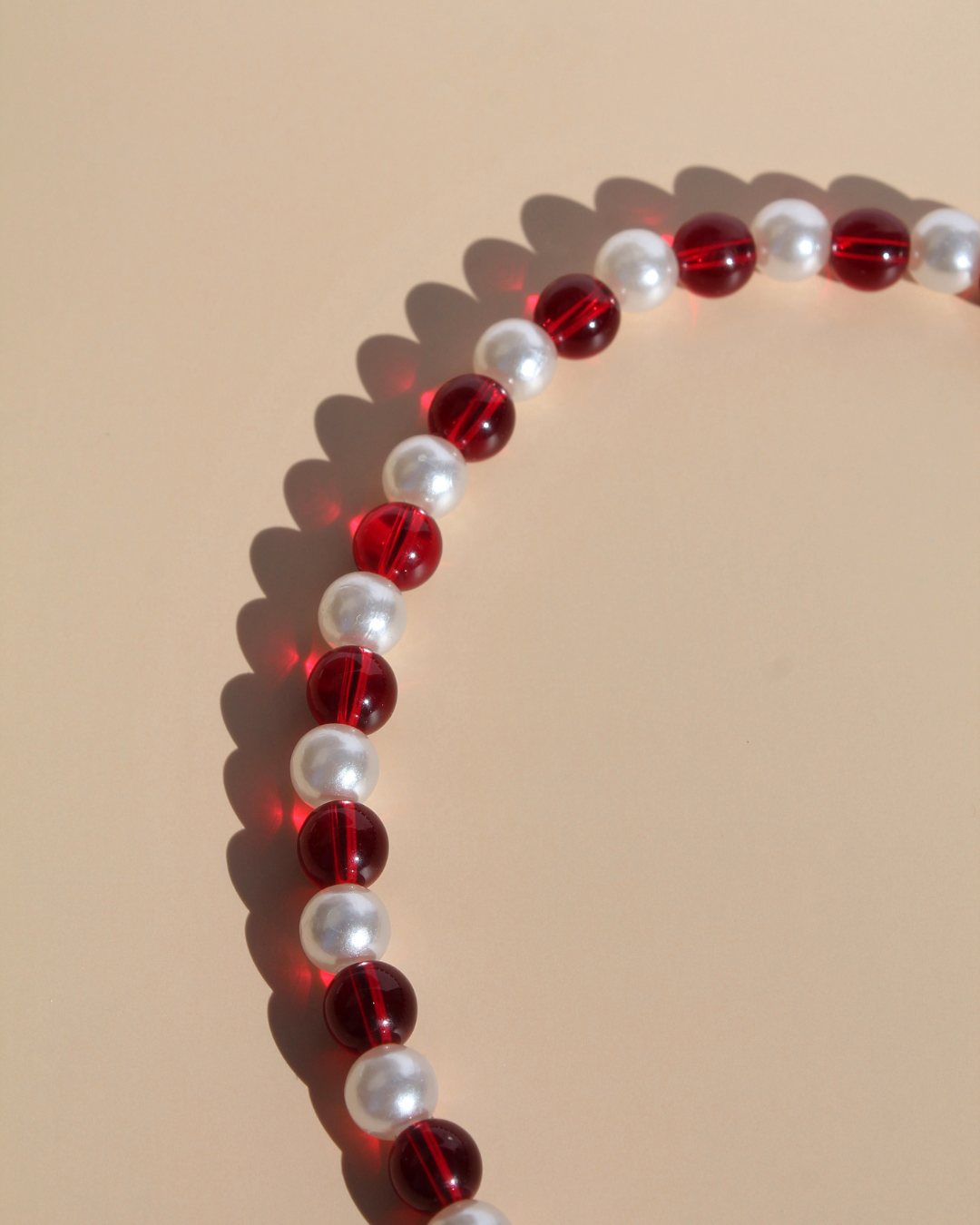 Collier artisanal pour chiens et chats avec cœur grenat et perles rouges – Zag & Wag