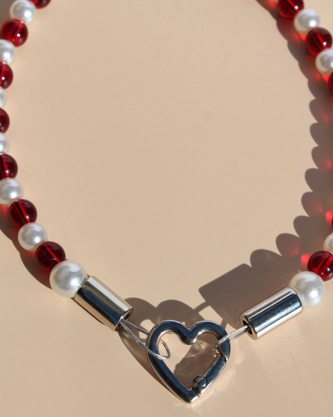 Collier artisanal pour chiens et chats avec cœur grenat et perles rouges – Zag & Wag