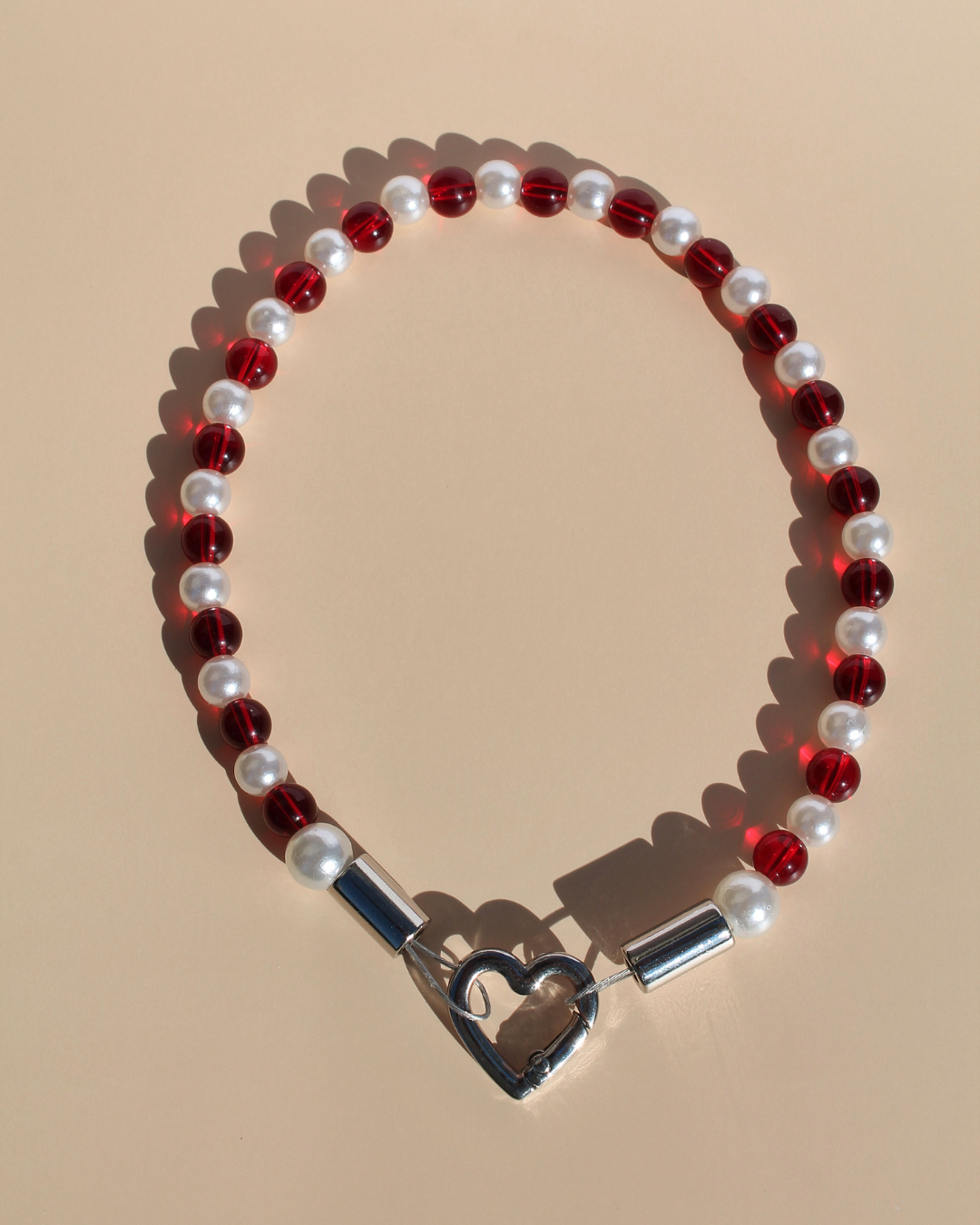 Collier artisanal pour chiens et chats avec cœur grenat et perles rouges – Zag & Wag