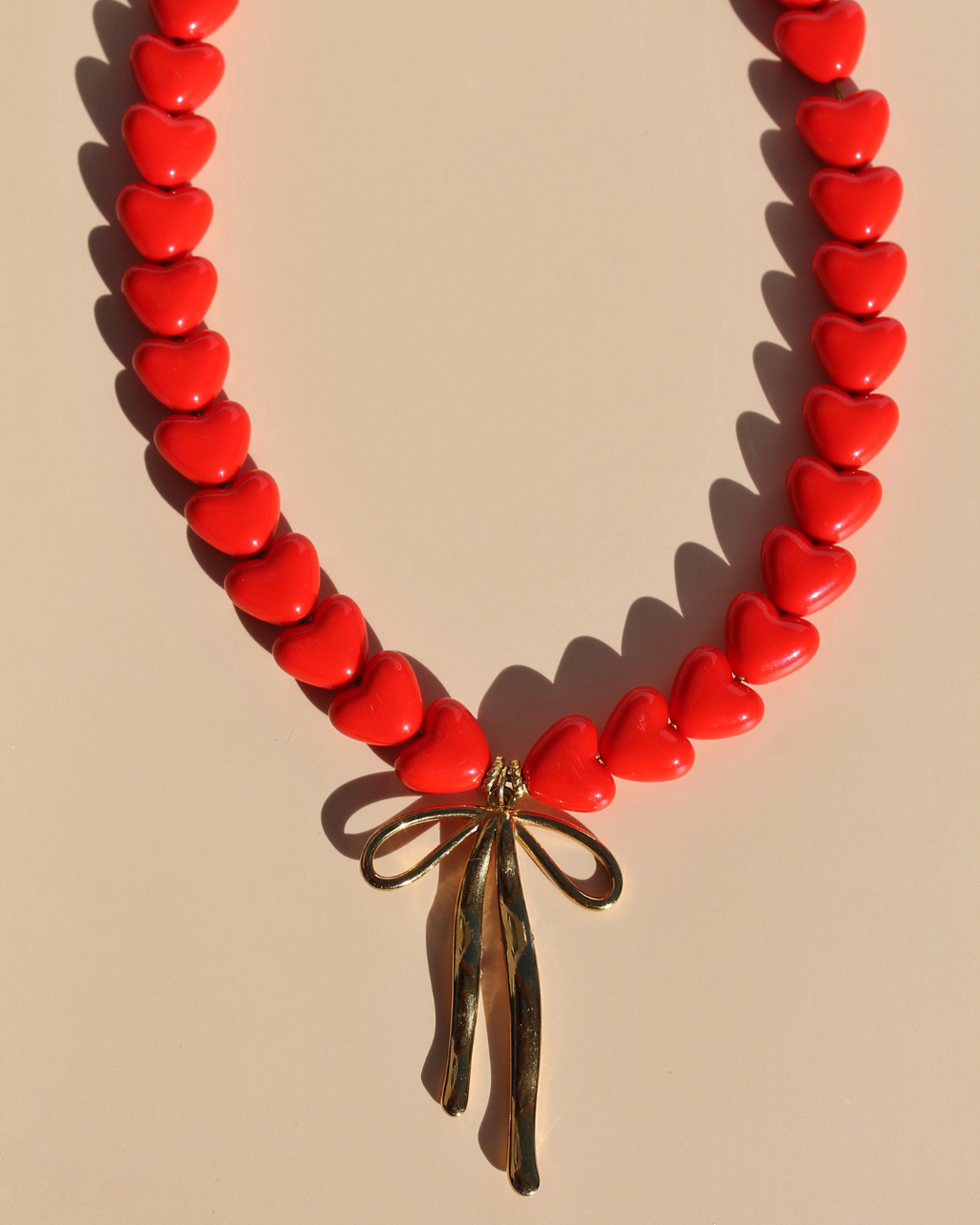 Collier artisanal rouge pour chiens et chats avec charms nœud – Zag & Wag