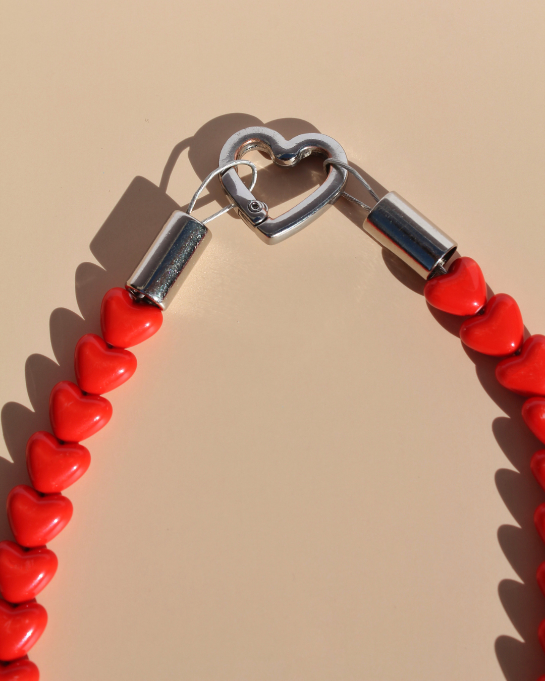Détail du fermoir cœur argenté sur collier pour chien en perles cœurs rouges – Zag & Wag